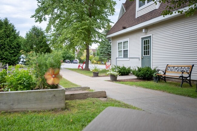 Building Photo - 1 bed, 1 bath independent senior living (5...