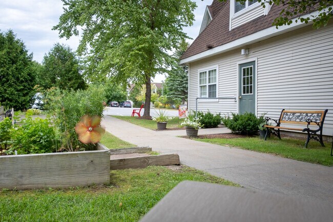 Building Photo - 2 bed, 1 bath independent senior living (55+ years of age) heat, hot water, & electricity include...
