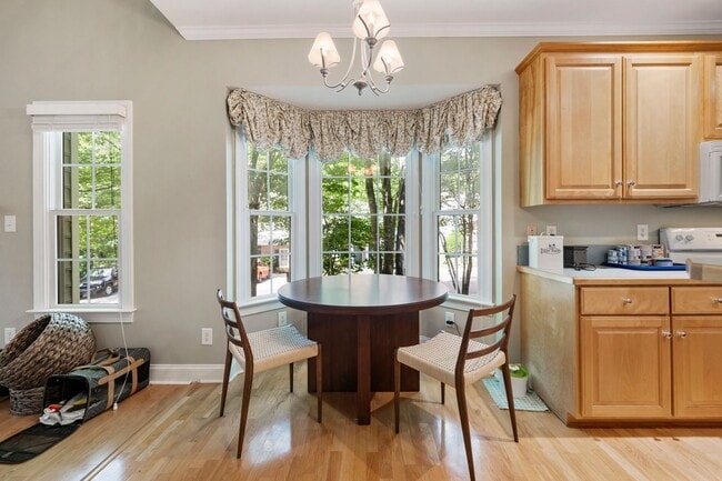 Building Photo - Available 07/10/26! Lovely 3 bedroom townhome close to the Eno River in Country Club Heights!