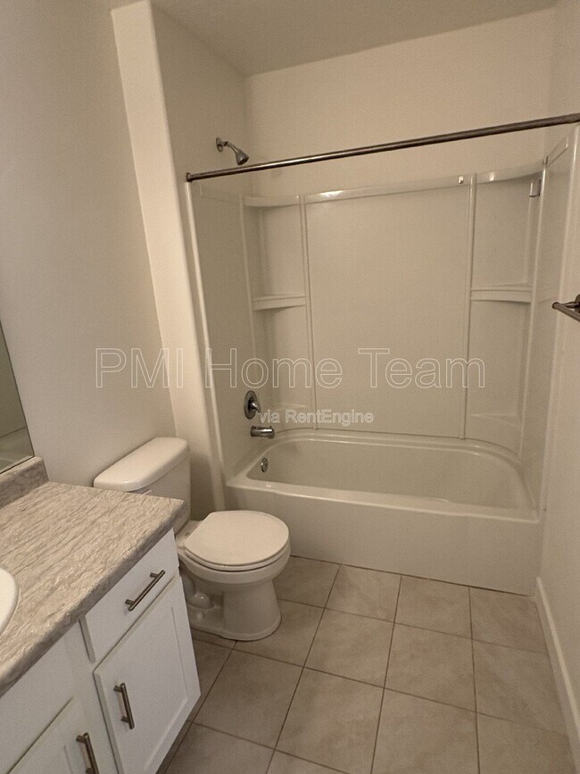 Building Photo - 1616 W Parkview Dr