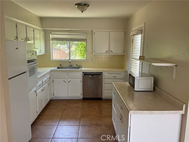 Building Photo - 25887 Coombe Hill Dr