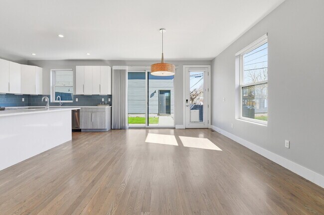 Building Photo - $5,740.95, $300 off the first month's rent, 4 Beds - 5 Bath, Townhouse in Denver with Office!