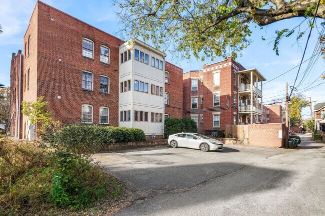 Building Photo - ADORABLE CONDO ON ARTHUR ASHE BOULEVARD