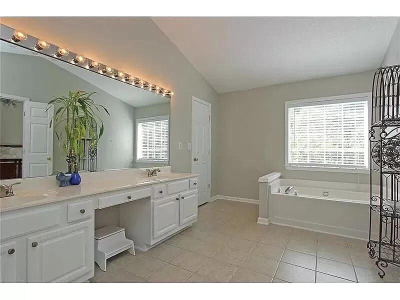 Building Photo - 2706 Cottesford Dr SE
