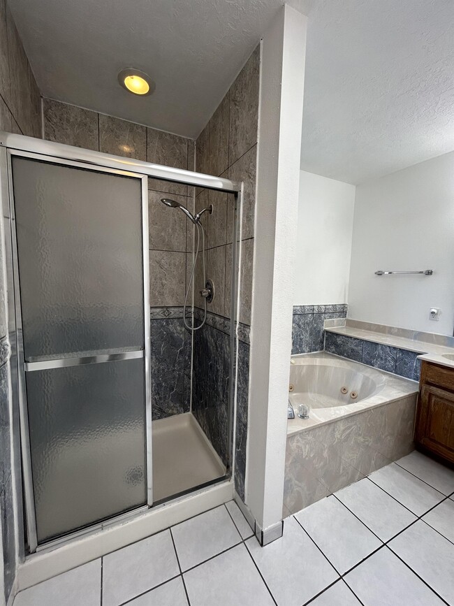 Building Photo - 6101 Equestrian Dr NW