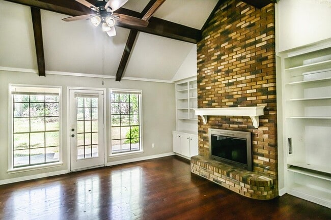 Building Photo - 703 Parker Dr