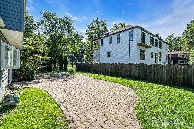 Building Photo - 43 Jonathan Dr
