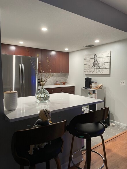 beautiful quartz counters - 125 5th Ave NE