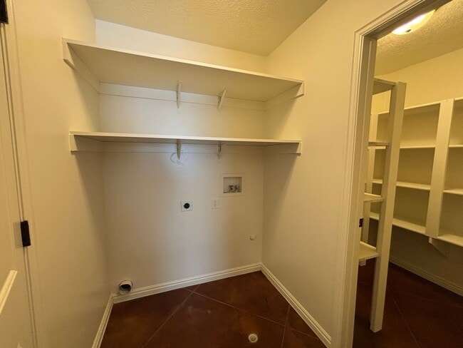 Building Photo - SPACIOUS TOWNHOME AVAILABLE FOR RENT