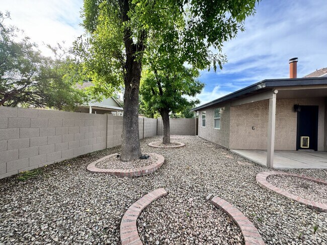 Building Photo - Great 3 bedroom 2 bath culdesac lot with f...