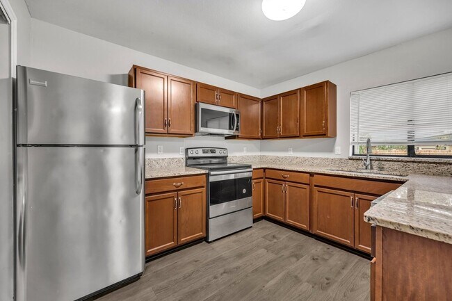 Building Photo - "Spacious 3-Bed, 3-Bath Townhouse with Elegant Hardwood Floors in Ocoee!"