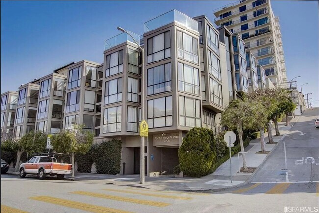 Building Photo - 1 Bed/1 Bath In Pacific Heights with Parking and Roof Deck