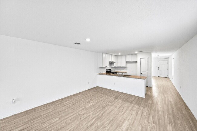 Building Photo - UP TO 1 MONTH FREE RENT!!! No Stairs, No Carpet, No Compromises.