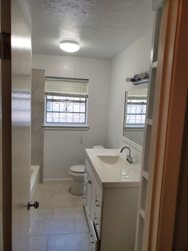 Building Photo - 1534 Harlandale Ave