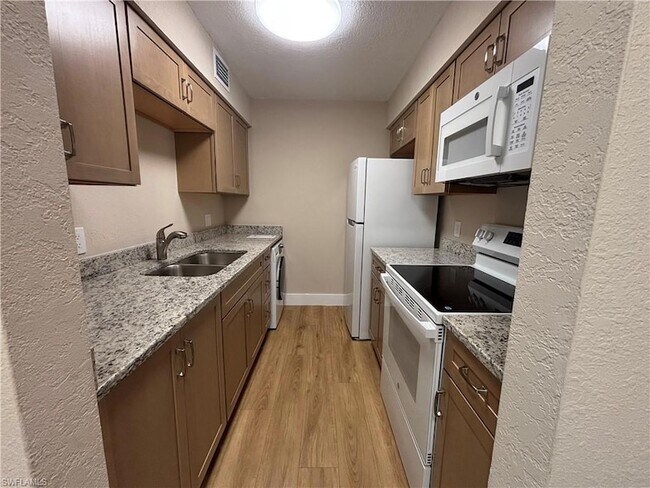 Building Photo - 5327 Summerlin Rd