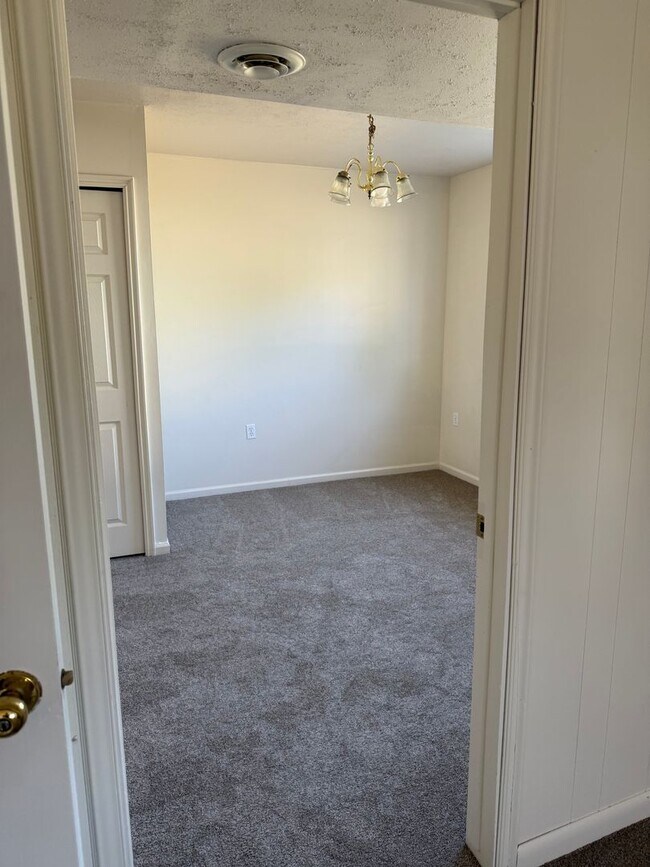 Building Photo - Clearfield 4 bedroom, 3 bathroom home. Big...