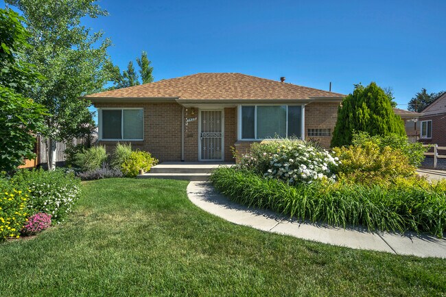 Building Photo - Amazing 4BR, 2BTH in Park Hill!!