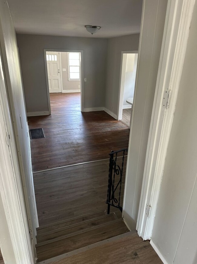 Building Photo - Classic Charm Meets Modern Comfort – 3BR/2BA Home