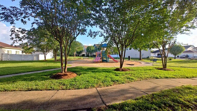 Building Photo - 11734 Chanteloup Dr