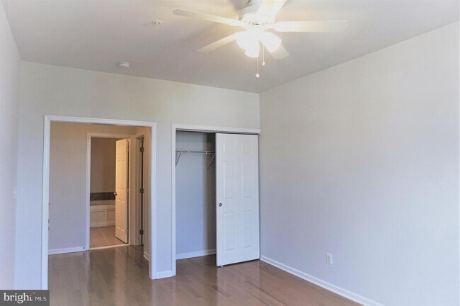 Building Photo - 43840 Hickory Corner Terrace