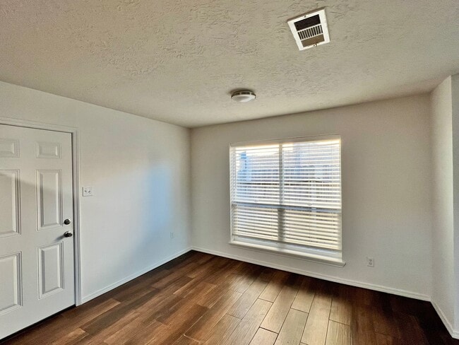 Building Photo - 16039 Bear Hill Dr