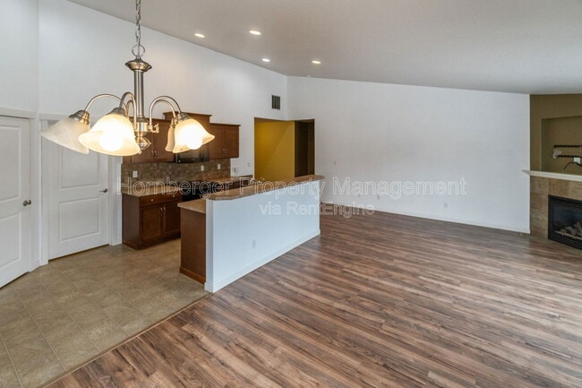 Building Photo - 1807 E Vanetta Ave