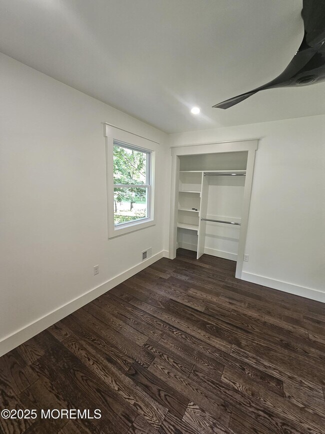 Building Photo - 741 Lakehurst Ave