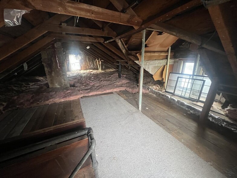 A whole attic for storage! - 16 Chapel St