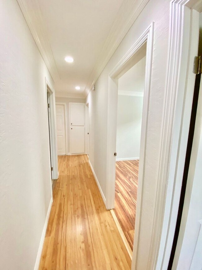 Building Photo - 10216 Empress Ave