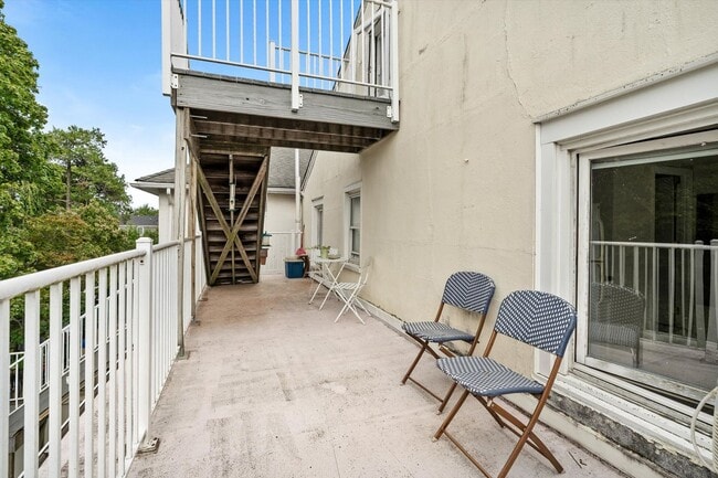 Building Photo - 74 Spruce St