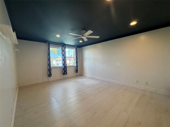 Building Photo - 7481 Santa Monica Dr