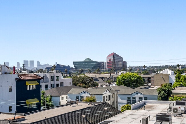 Building Photo - 855 N Croft Ave