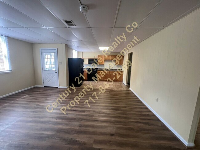Building Photo - Very Spacious First Floor 2 Bedroom in Dov...