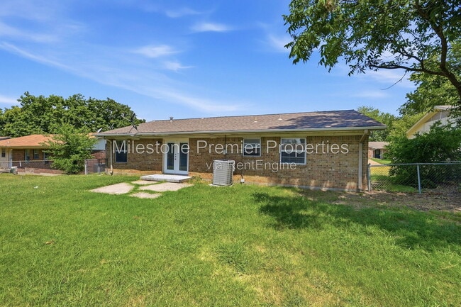Building Photo - 302 Iowa St