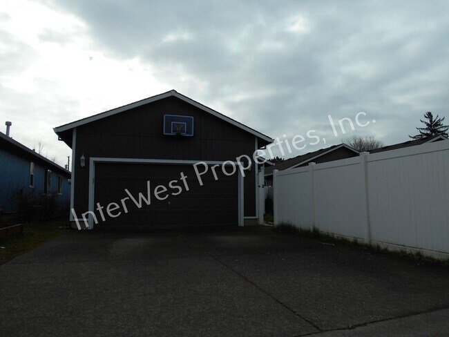 Building Photo - West Salem Beauty!!! 3bd 2ba home with fireplace, high ceilings, 2 car garage and a fenced yard!