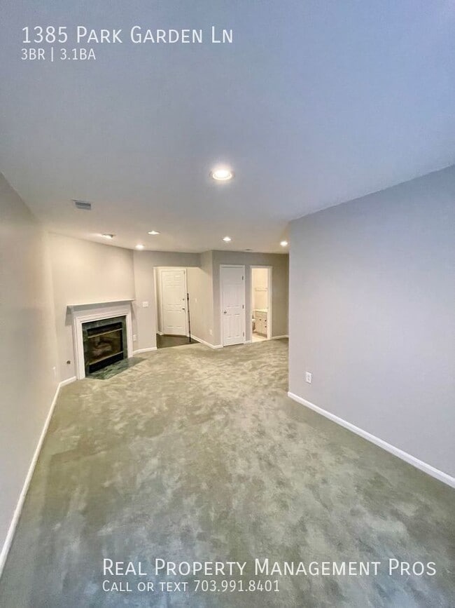 Building Photo - 1385 Park Garden Ln