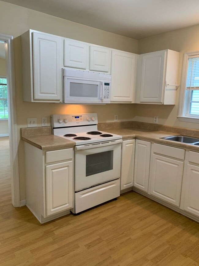 Building Photo - $500 OFF 1ST MONTHS RENT! Lawncare include...