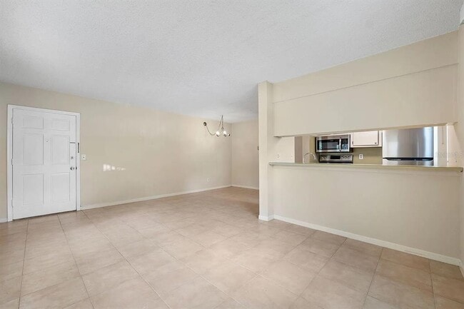 Building Photo - 2525 W Bay Dr