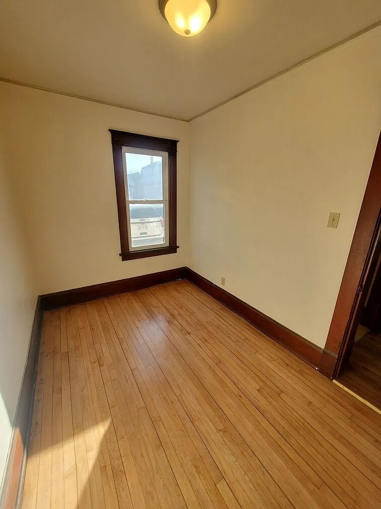 Building Photo - 1025 E Land Pl