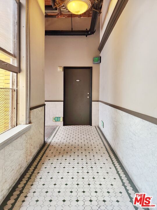 Building Photo - 215 W 7th St