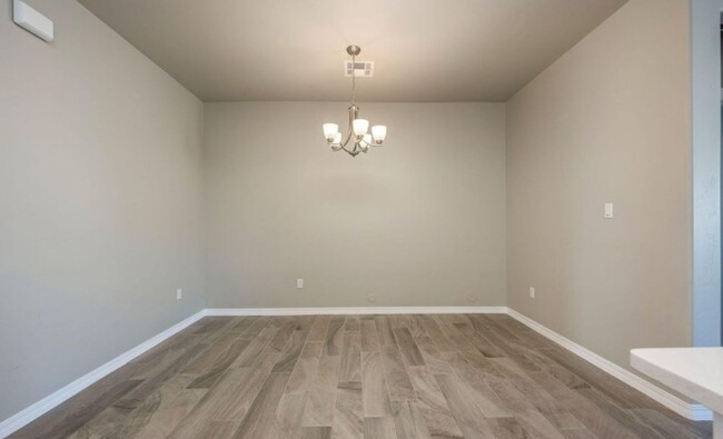 Building Photo - Luxurious 4-Bedroom Home Near Red Hawk Gol...