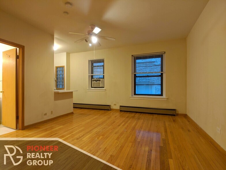 Building Photo - 633 W Barry Ave