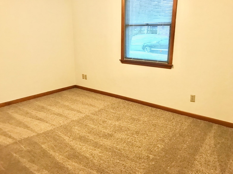 Building Photo - 547 Circle Pine Dr