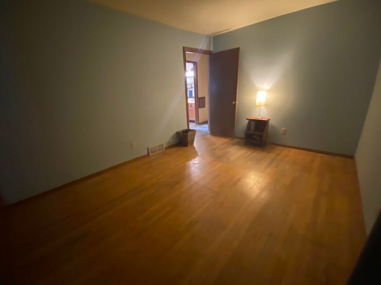 Building Photo - 307 S 76th St