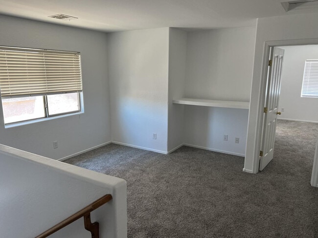 Building Photo - 3637 E Parkview Dr