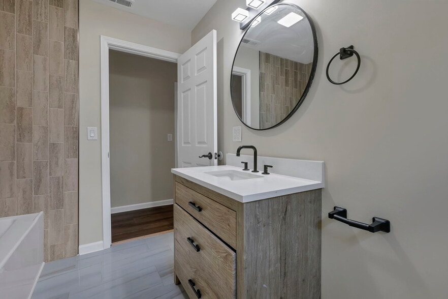 Building Photo - 5170 Fairfield Beach Rd NE