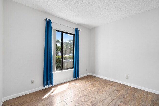 Building Photo - 1605 SW Silver Pine Way