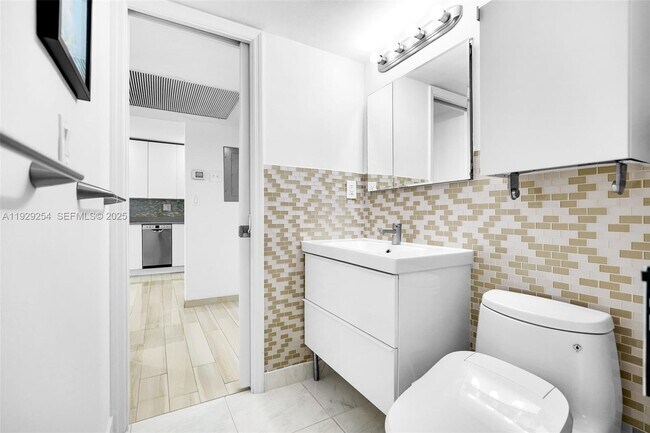 Building Photo - 2030 S Ocean Dr