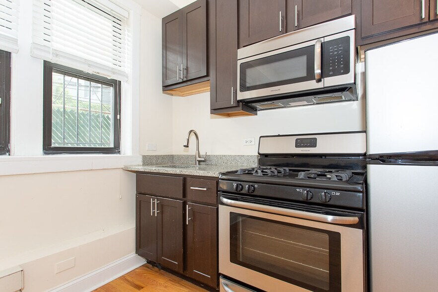 Building Photo - 4738 N Hermitage Ave