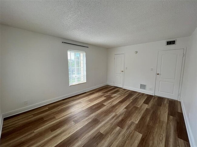 Building Photo - 5221 Geneva Way